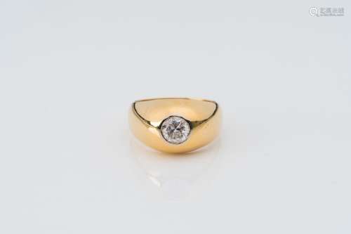 An 18 carat yellow gold ring set with a diamond, 20th C.