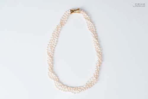 A white pearls necklace with a 14 carat yellow gold clasp, 2...