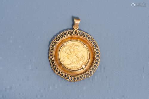An 18 carat yellow gold pendant set with an 1958 21,6 carat ...