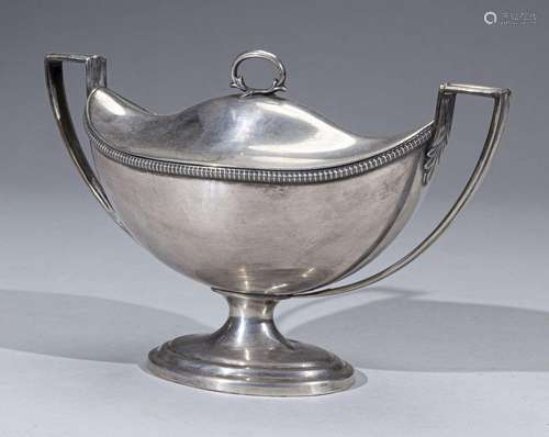 Saucière couverte en argent de forme navette sur piédouche à...