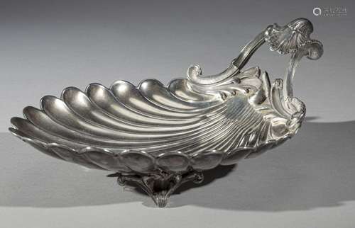 Coupe coquille de forme ovale en argent, pose sur trois pied...