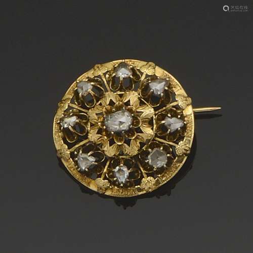 Broche ronde en or jaune 18K (750°/°°), formant rosace ajour...