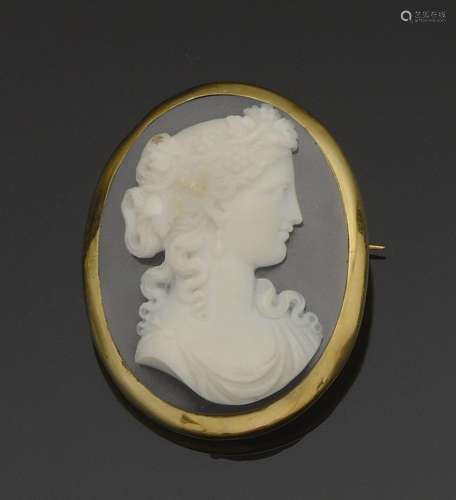 Broche ovale centrée d'un camée sur agate bicolore figurant ...