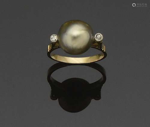 Bague en or 18K (750°/°°) de deux tons centrée d'une perle f...