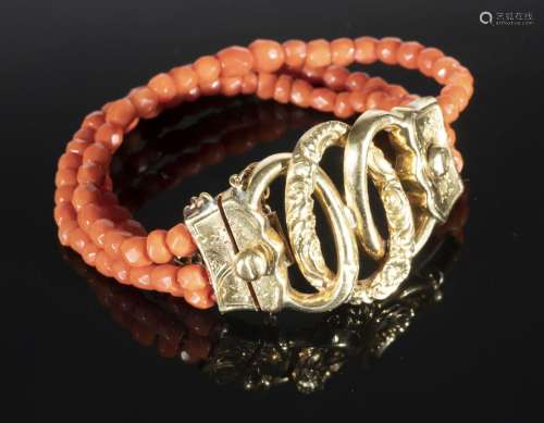 Bracelet à trois rangs de perles de corail facettées, le fer...