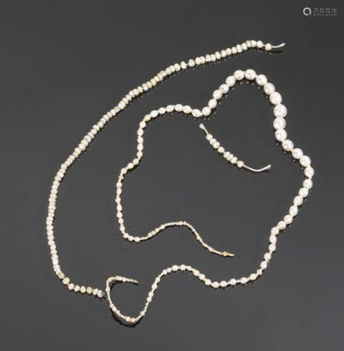 Lot comprenant trois éléments de collier de perles probablem...