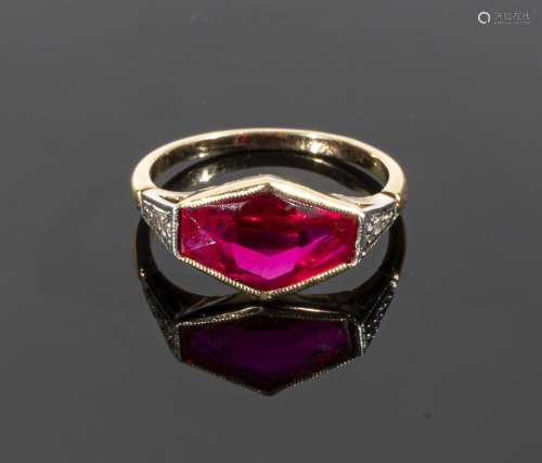 Bague en or 18K (750°/°°) de deux tons centrée d'un rubis de...