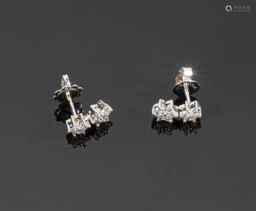 Paire de petits pendants d'oreilles en or gris 18K (750°/°°)...