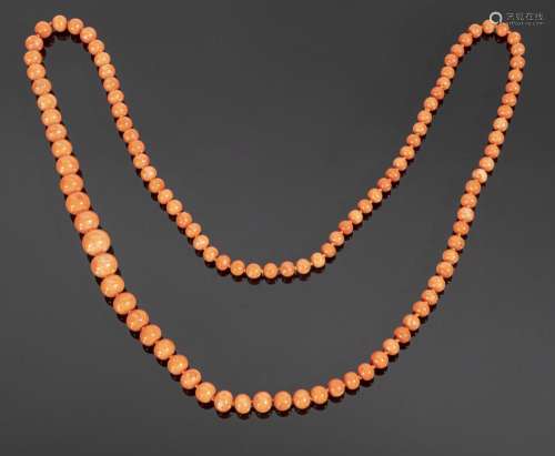 Sautoir de perles de corail en chute (diamètres : 5 à 9.9 mm...