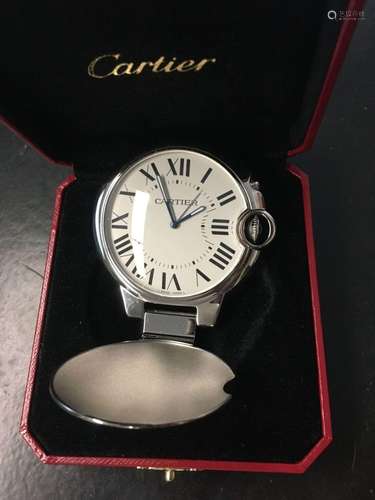 CARTIER<br />
Réveil de voyage savonnette en acier chromé, c...