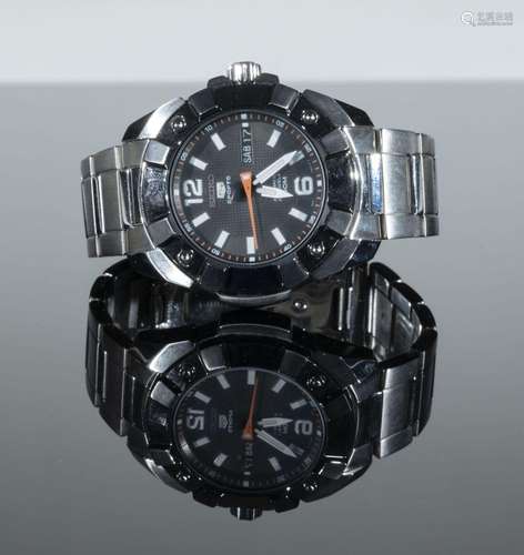 SEIKO<br />
Montre en acier, collection "5 Sports"...