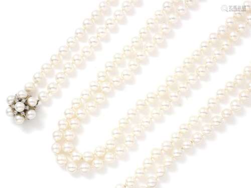 Long sautoir composé de 2 rangs de perles de culture d'envir...
