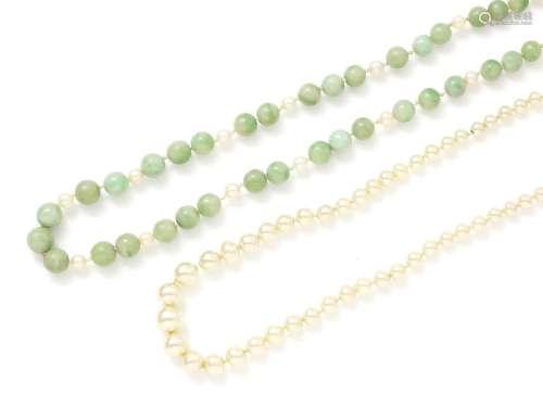 Lot de 2 colliers, l'un composé d'un rang de perles de jade ...