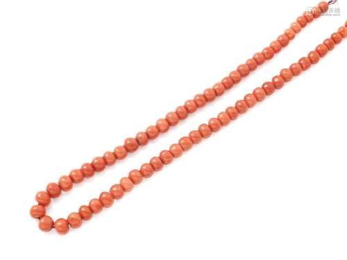 Collier composé d'un rang de perles de corail, agrémenté d'u...