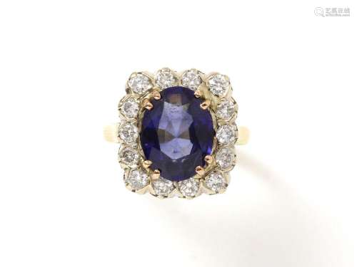 Bague 2 tons d'or 750 millièmes, ornée d'une pierre bleue ov...