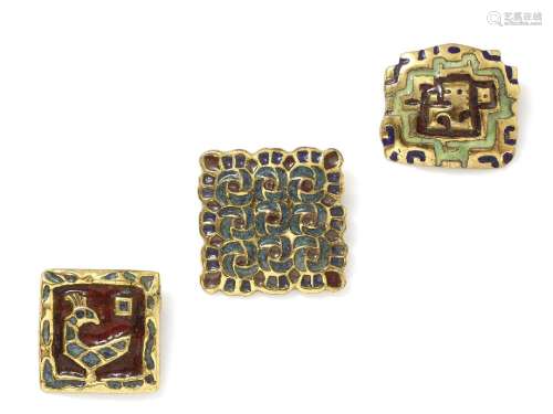Lot en métal doré, composé de 3 broches décorées de motifs e...