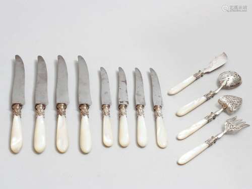 Série de 12 couteaux de table, 12 couteaux à fromage et un s...