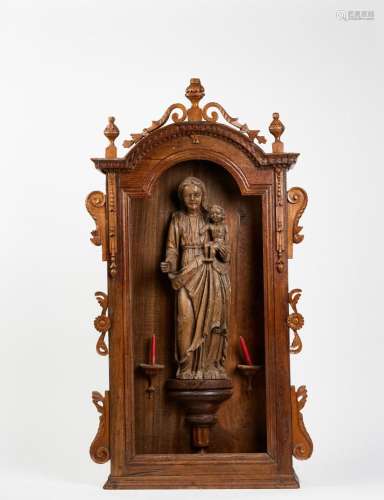 Vierge à l'Enfant en chêne sculpté. Debout, elle porte l'Enf...