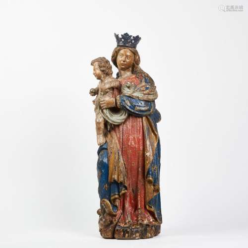 Vierge à l'Enfant en bois sculpté, polychromé et doré, dos é...