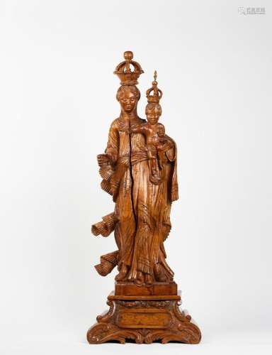 Vierge à l'Enfant en bois sculpté. La Vierge, vêtue d'une ro...