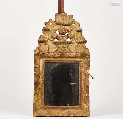 Petit miroir en bois sculpté doré à décor de vase fleuri et ...