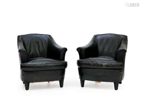Paire de fauteuils gondole garnis de cuir noir