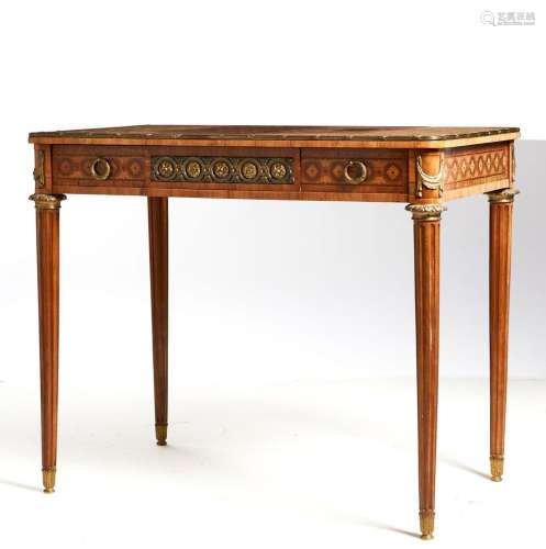TABLE-BUREAU de style Louis XVI vers 1900, à décor marqueté ...