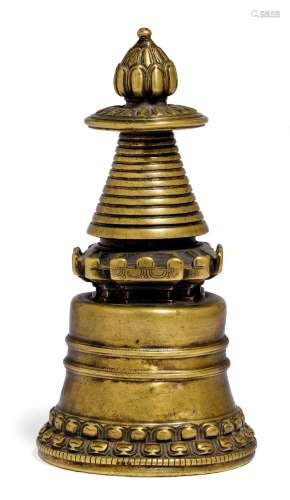 STUPA.Tibet, 13e/14e s. H 16,2 cm.En bronze. Le bumpa s'élèv...
