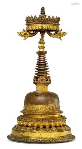 STUPA AVEC PARAPLUIE D'HONNEUR.Népal, 14e/15e s. H 25 cm.All...