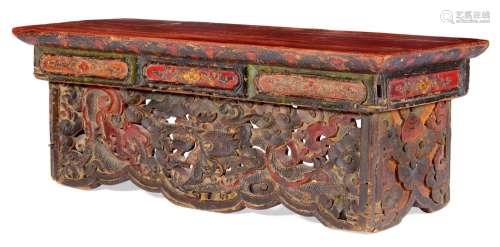 TABLE ANCIENNE.Tibet, 18e/19e s. 61,5 × 25 × 24 cm.Bois laqu...