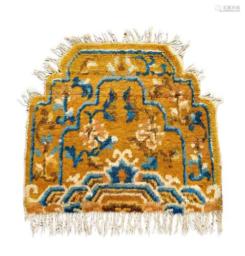 TAPIS DE THRON.Tibet, 1890-1910, 44,5 × 53 cm.En laine. Déco...