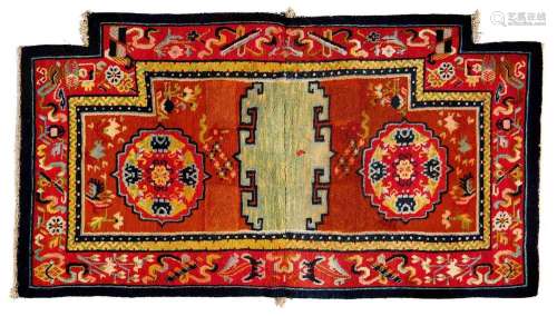 TAPIS DE SELLE.Tibet, 1900-1920, 58 × 110 cm.Laine polychrom...