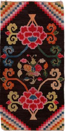 TAPIS LOTOS.Tibet, 1900-1920, 181 × 89 cm.Laine polychrome. ...