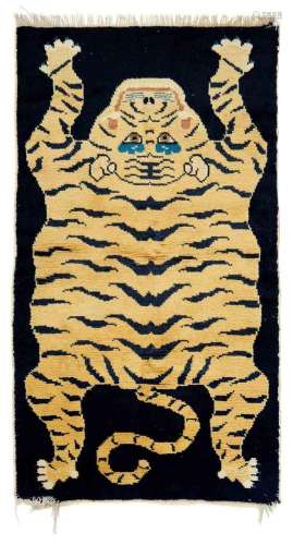 TAPIS DU TIGRE.Tibet, env. 1930, 144 × 81 cm.En laine. Peau ...