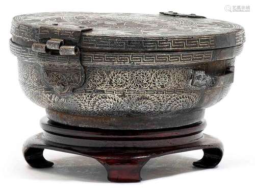 RÉCIPIENT POUR TASSE À THÉ.Tibet, 19e siècle. Ø 15 cm.Fer, a...