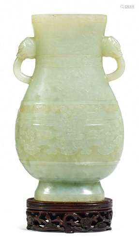 VASE HU EN JADE.Chine, 18e s. H 18,6 cm.Jade de couleur séla...