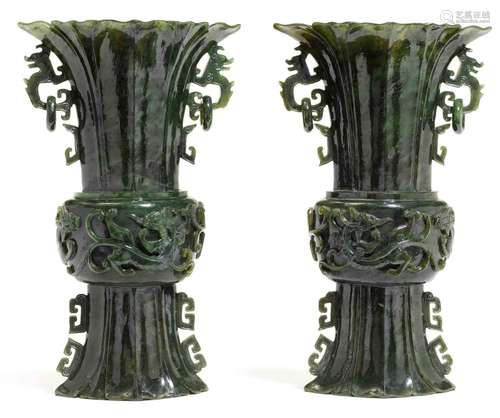 PAIRE DE VASES GU EN JADE.Chine, 19e/20e s. H 24 cm.Jade ver...