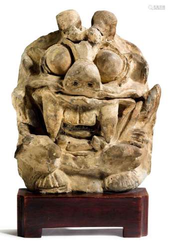 GRAND MASQUE DE DÉMON.Chine, dynastie Tang, H 27,5 cm.Terre ...