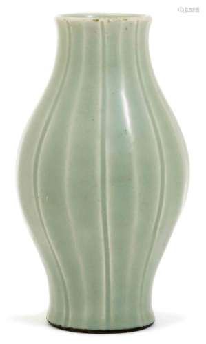 VASE CÉLADON CANNELÉ.Chine, 19e s. H 20,5 cm.Elégant vase de...