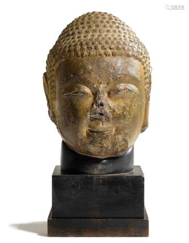 TÊTE DE BUDDHA.Chine, dynastie Sui, H 25 cm.En pierre. Le Bo...