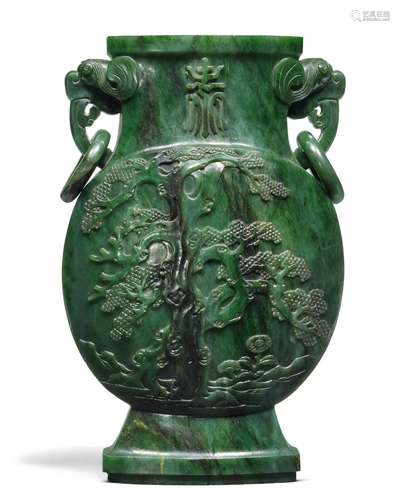 VASE EN JADE VERT FONCÉ.Chine, 19e siècle ou plus tard, H 24...