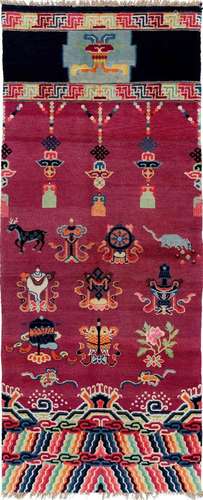 TAPIS À COLONNES ASHTAMANGALA.Chine, 1900-1920, 260 × 104 cm...