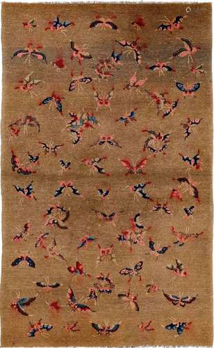 TAPIS AUX 100 PAPILLONS.Chine, 1900-1920, 165 × 103 cm.Baoto...