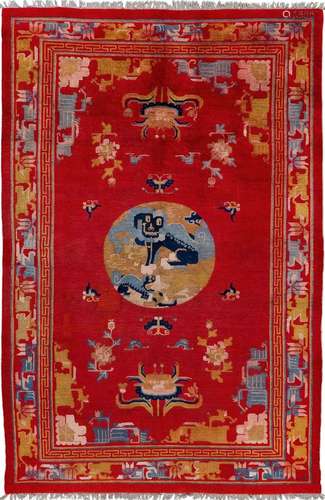 TAPIS NINGXIA À FOND ROUGE.Chine, 1890-1910, 266 × 171 cm.La...