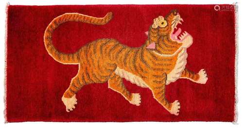 TAPIS DE TIGRE BAOTOU.Chine, 1900-1920, 65,5 × 126 cm.En lai...