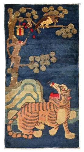 TAPIS PEINT BAOTOU AVEC TIGRE.Chine, 1900-1920, 133,5 × 68 c...