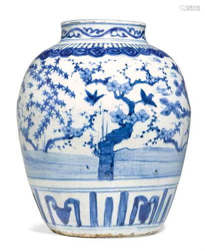 GRAND POT À ÉPAULE BLEU ET BLANC.Chine, 17e siècle. H 42 cm....