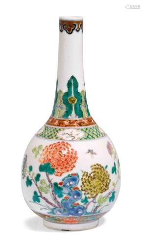 PETIT VASE BOUTEILLE.Chine, 19e s. H 24 cm.Peint dans les co...