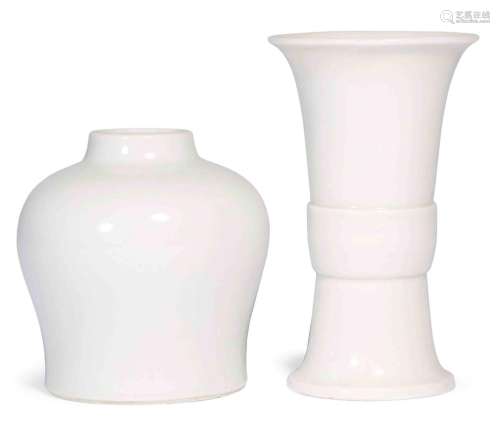 LOT DE DEUX VASES DEHUA.Chine, 17e s. H 11 et 14,6 cm.Compos...