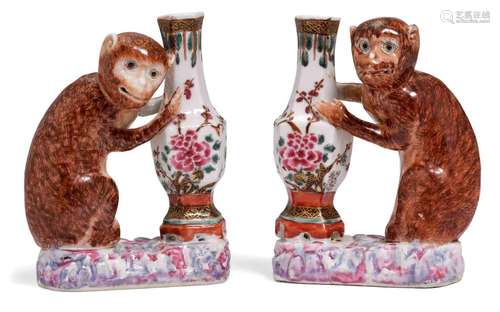 PAIRE DE RARES SINGES AVEC VASES.Chine, période Qianlong, H ...